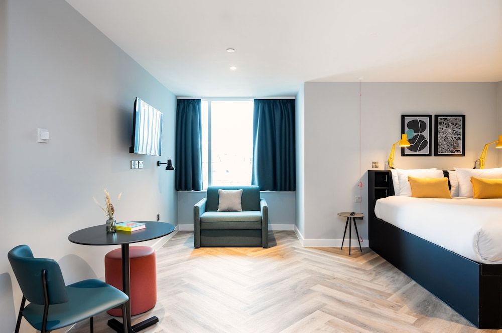 Room:1000px