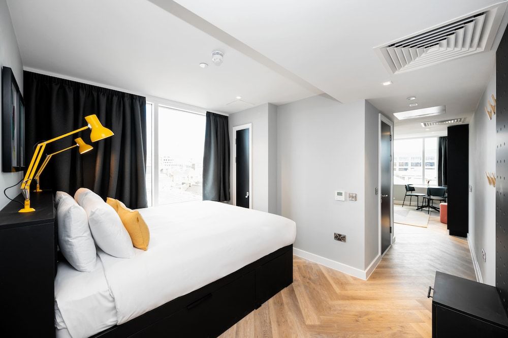 Room:1000px