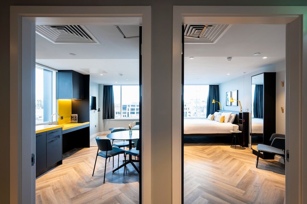 Room:1000px