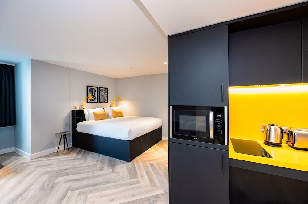 Room:1000px