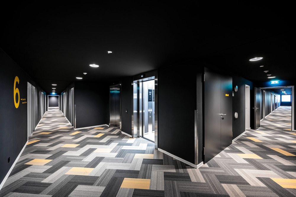 Hallway:1000px