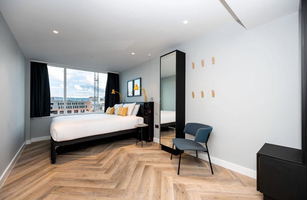Room:1000px