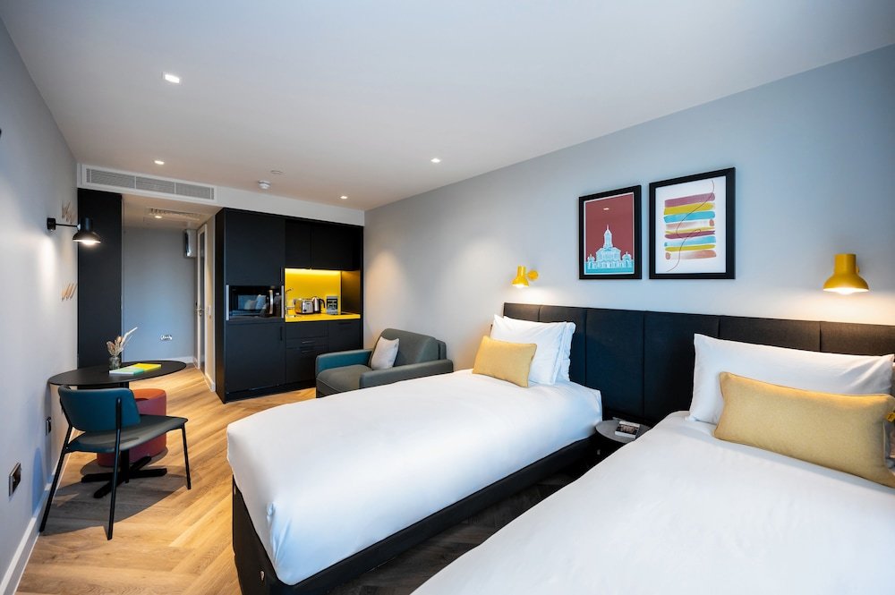 Room:1000px