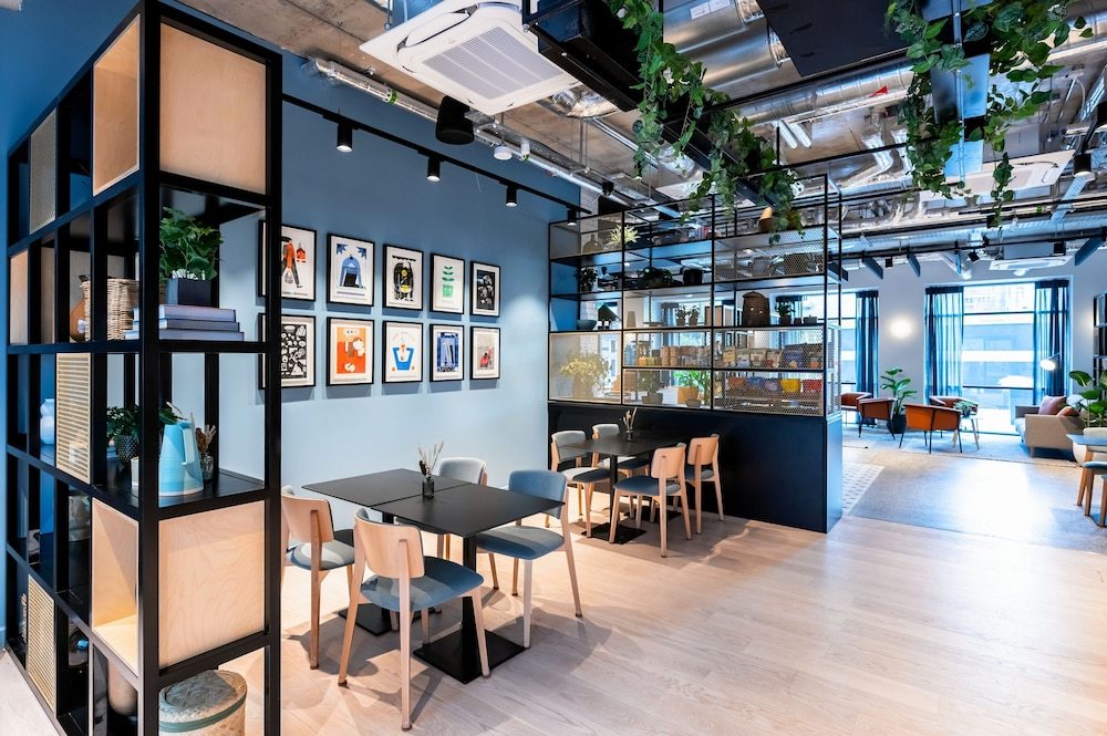 Lobby sitting area:1000px
