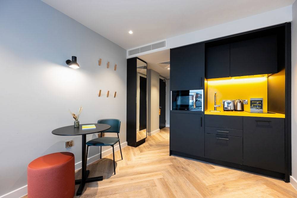 Room:1000px
