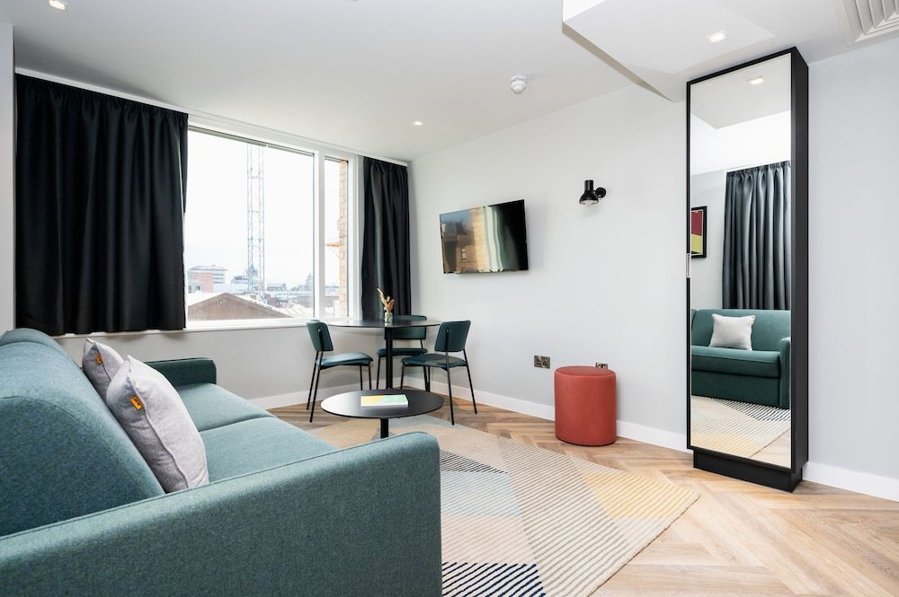 Room:1000px