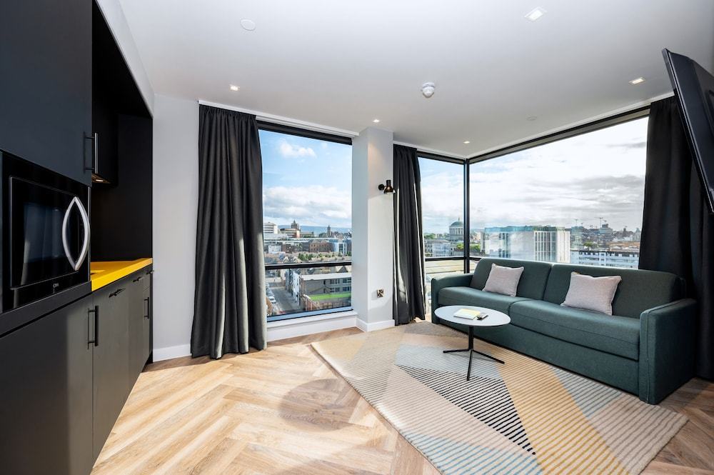 Room:1000px