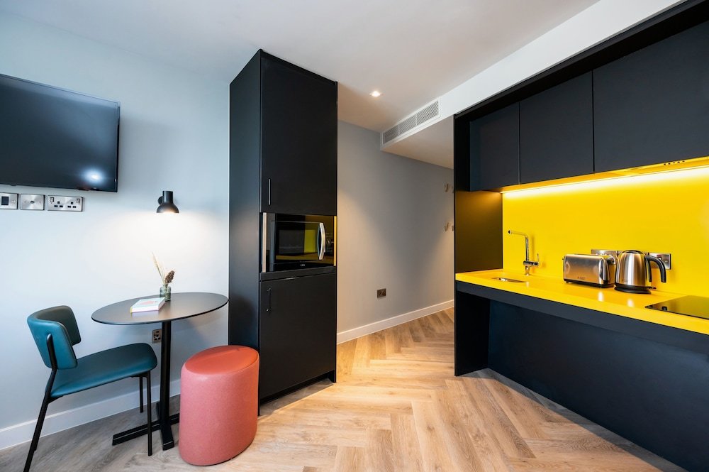 Room:1000px