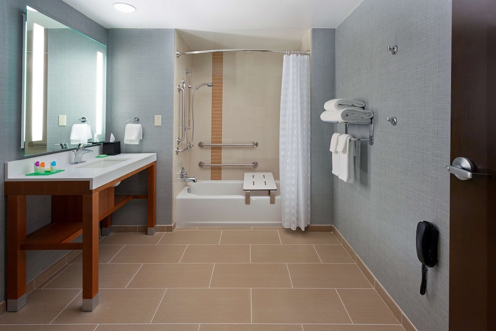 Hyatt Place Austin Downtown Room Type - Ada 2Quen Tub