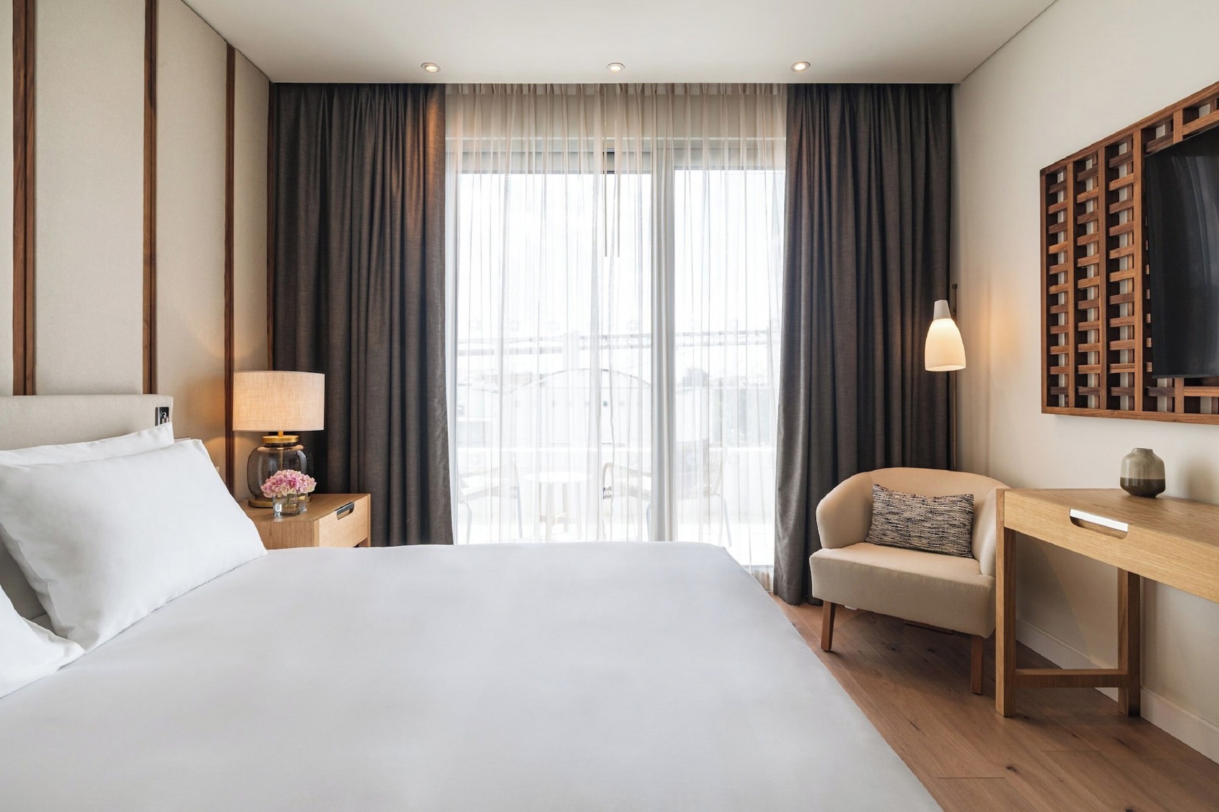 Hyatt Regency Lisbon Room Type - DELUXE SUITE BRIDGE VIEW 1 QUEEN BED Hyatt Regency Lisbon Room Type - DELUXE SUITE BRIDGE VIEW 1 QUEEN BED