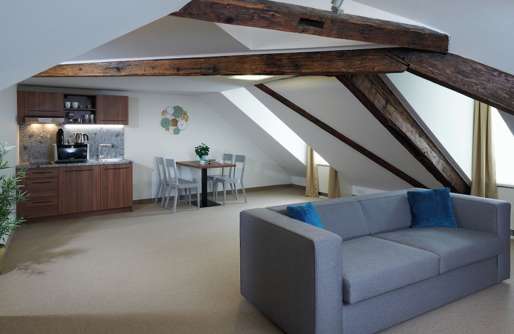Room:1000px