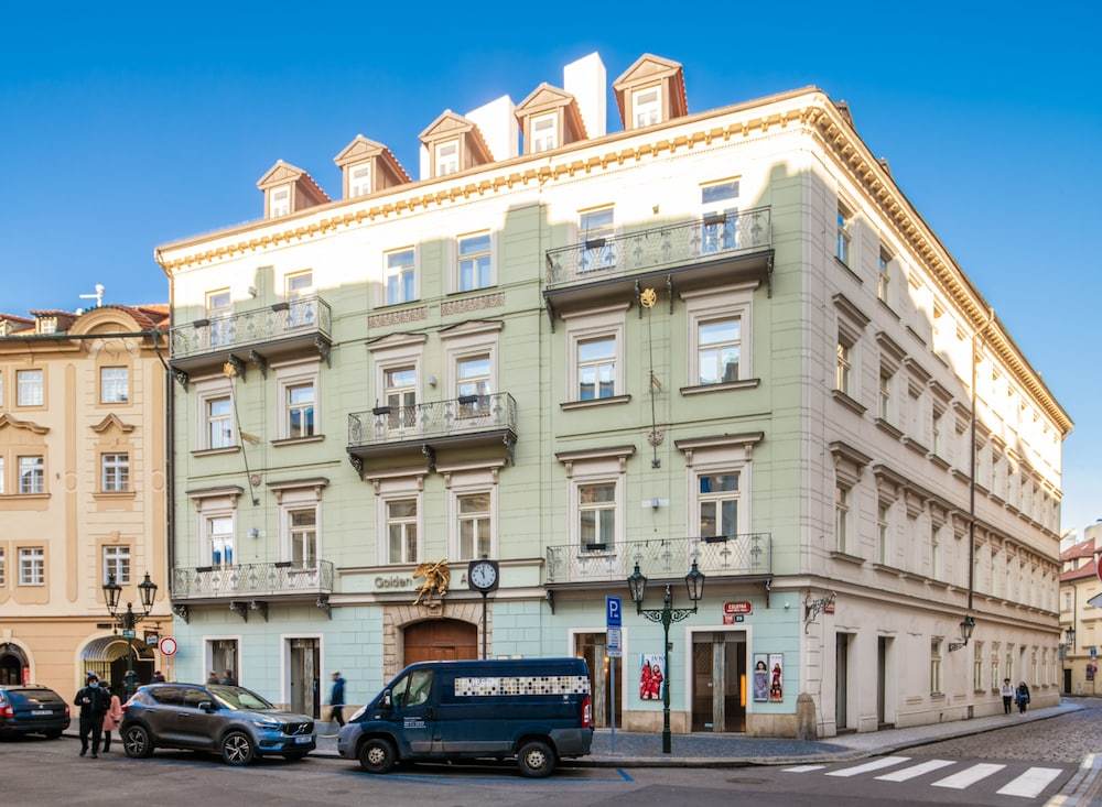 Front of property:1000px