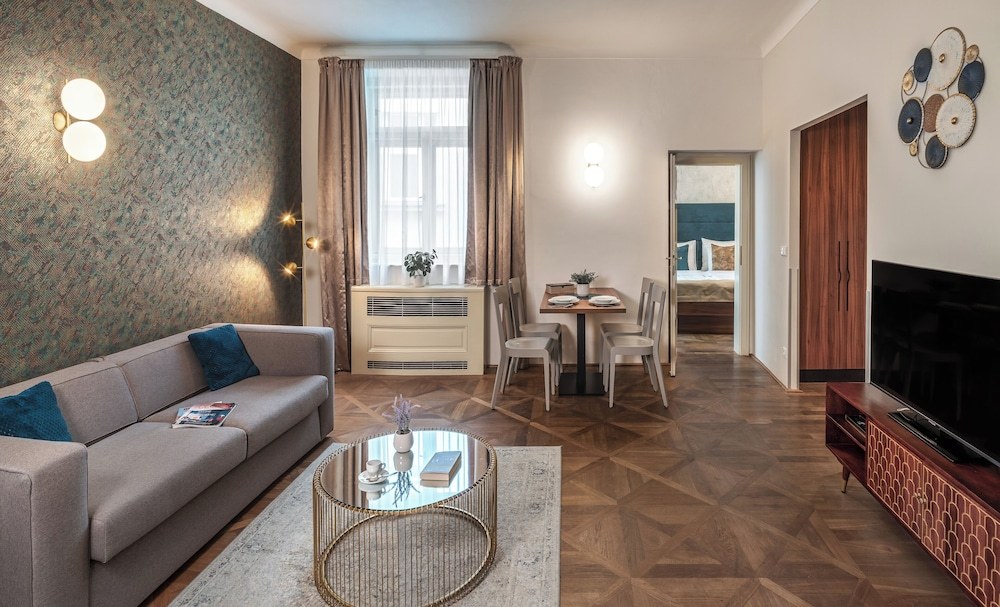Room:1000px