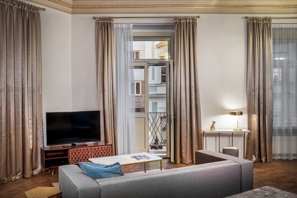 Room:1000px