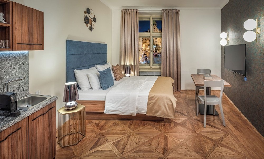 Room:1000px