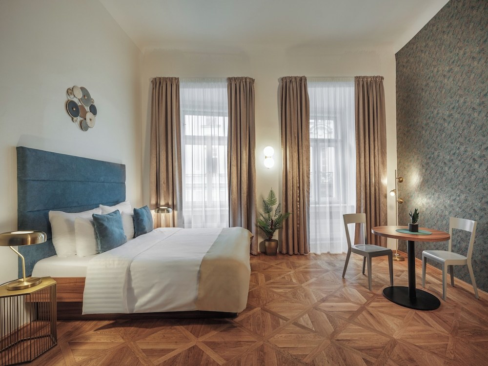 Room:1000px