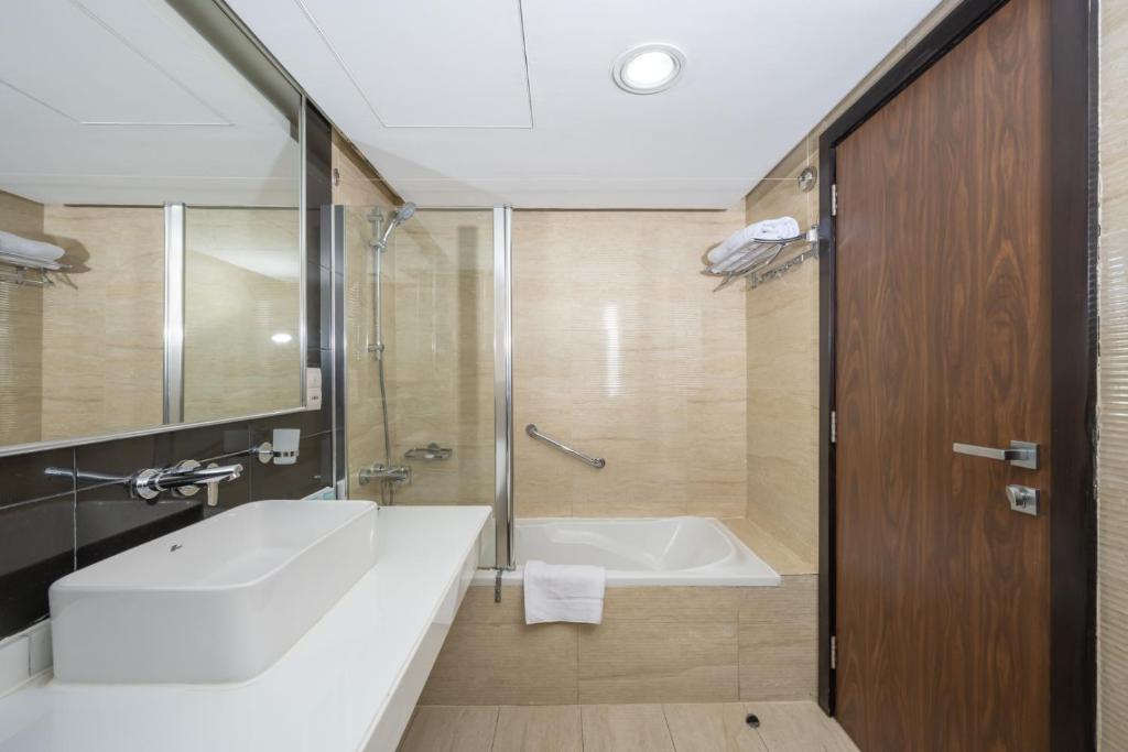 Pearl Swiss Hotel Room Type - Superior King Room