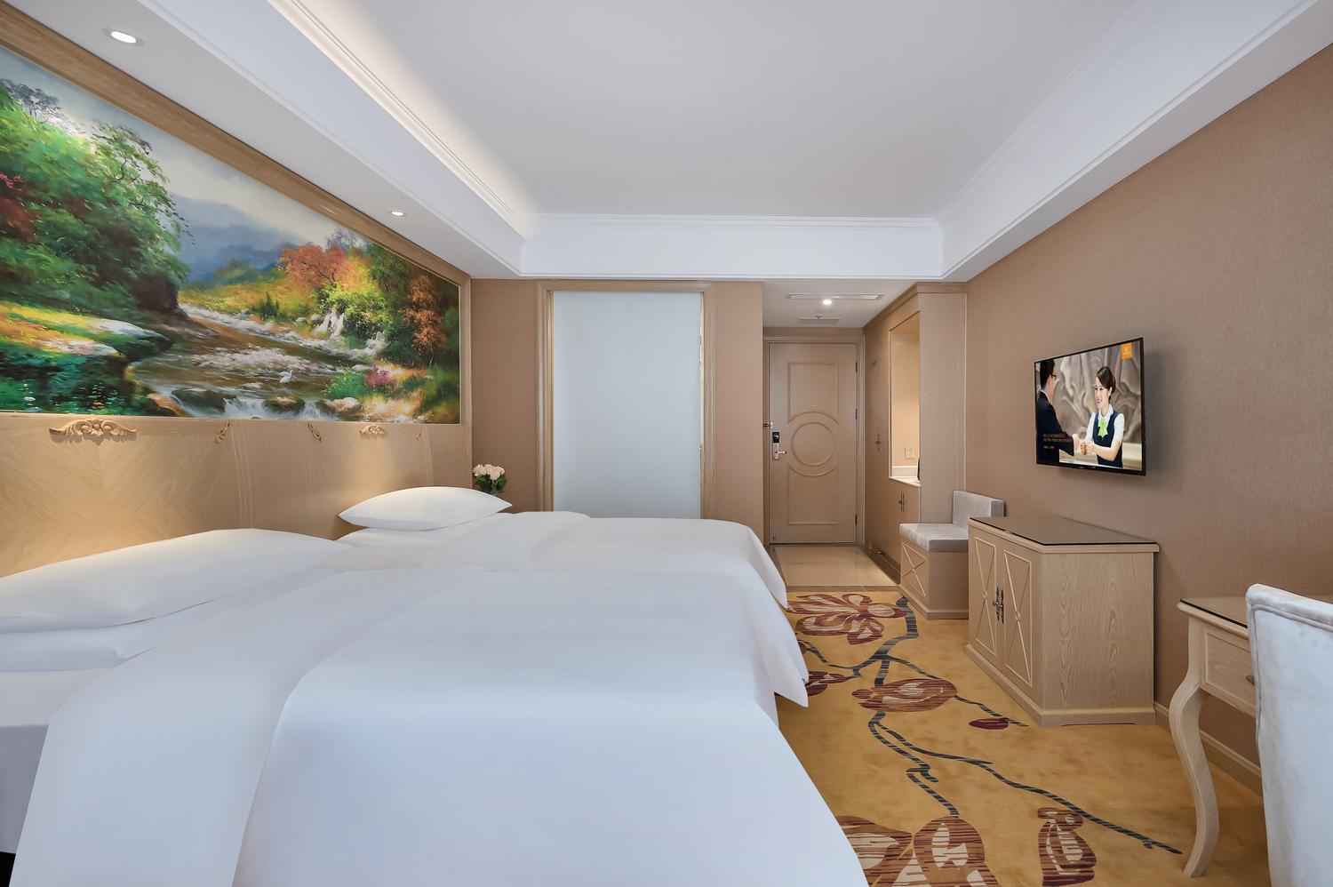 Vienna Hotel (Jiaxing Pinghu Branch) - Tap to explore photos