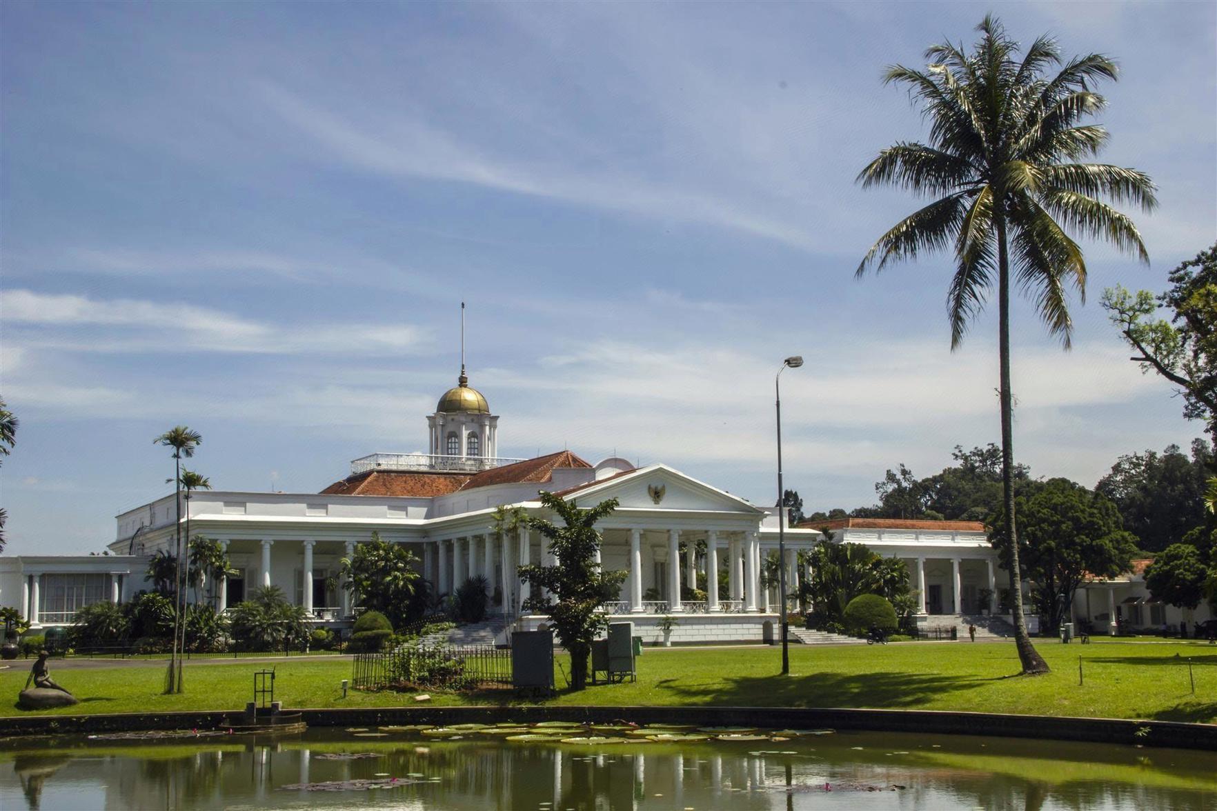 Sans Hotel Suryakencana Bogor - Tap to explore photos