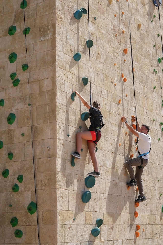 Outdoor rock climbing:1000px