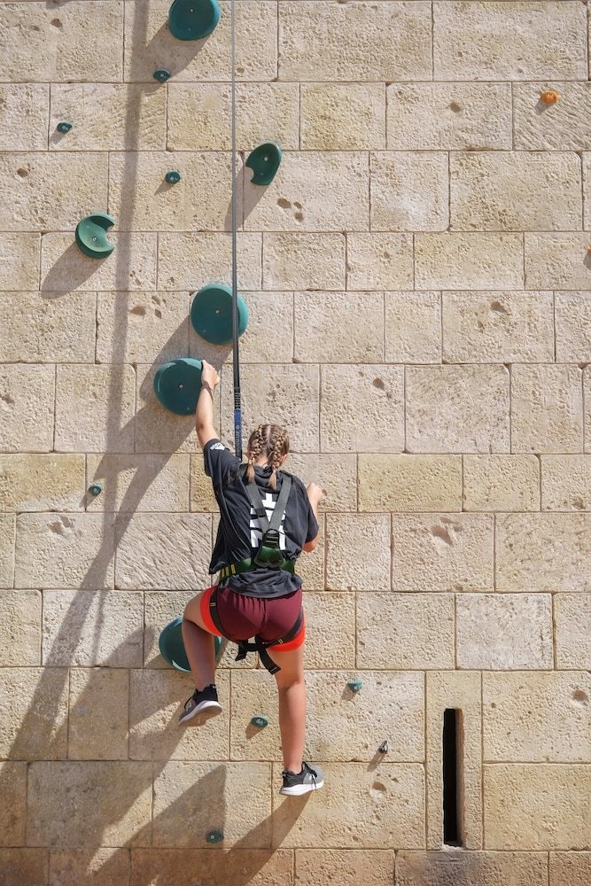 Outdoor rock climbing:1000px