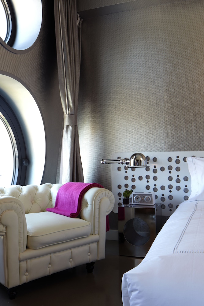 Dream Downtown, by Hyatt Room Type - King Room - Gold