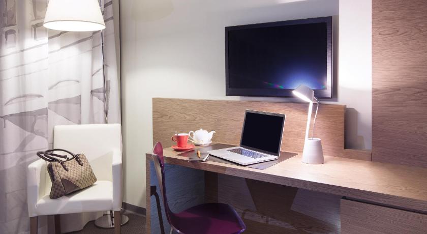 ibis Styles Roma Eur Room Type - Room with double bed and bathroom for people with reduced mobility,