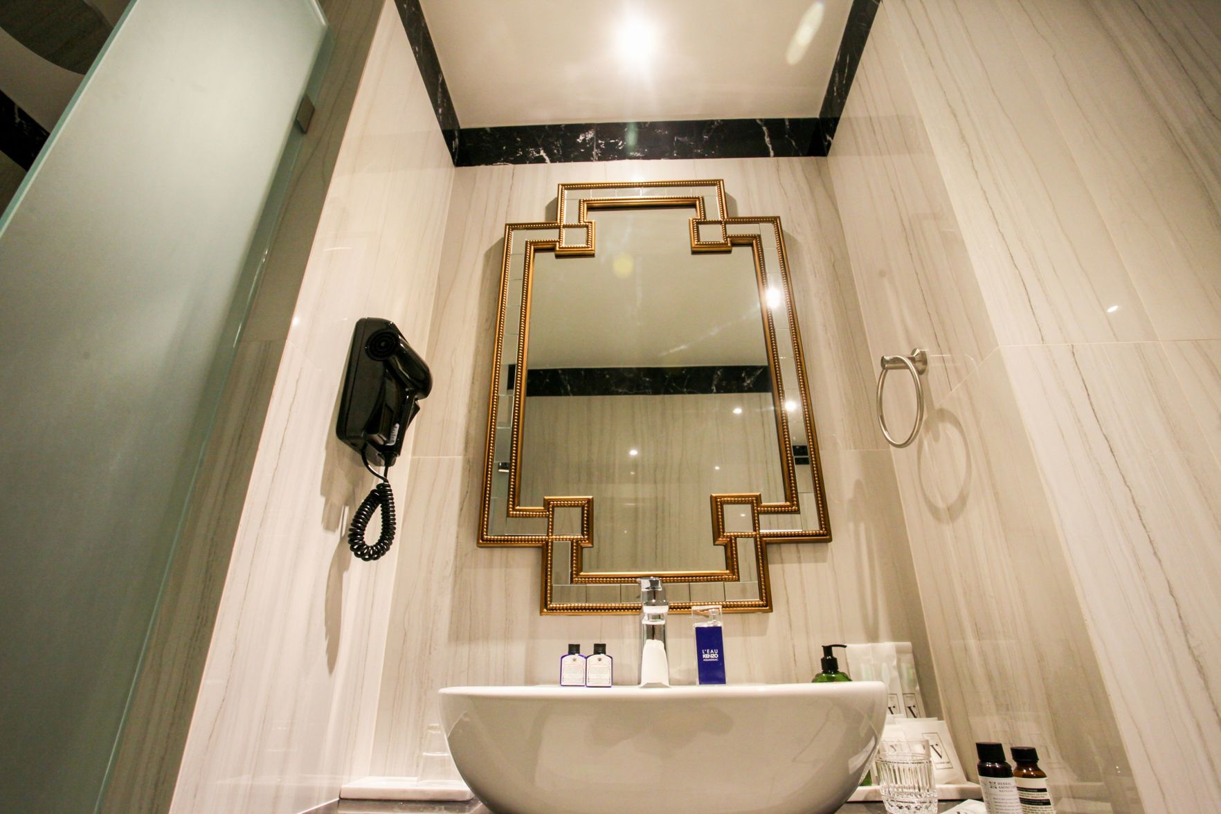 Vince Hotel Pratunam - Tap to explore photos