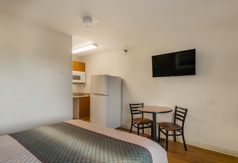 HomeTowne Studios by Red Roof Denver - Glendale/ Cherry Creek Room Type - Studio, 1 Queen Bed, Accessible, Non Smoking