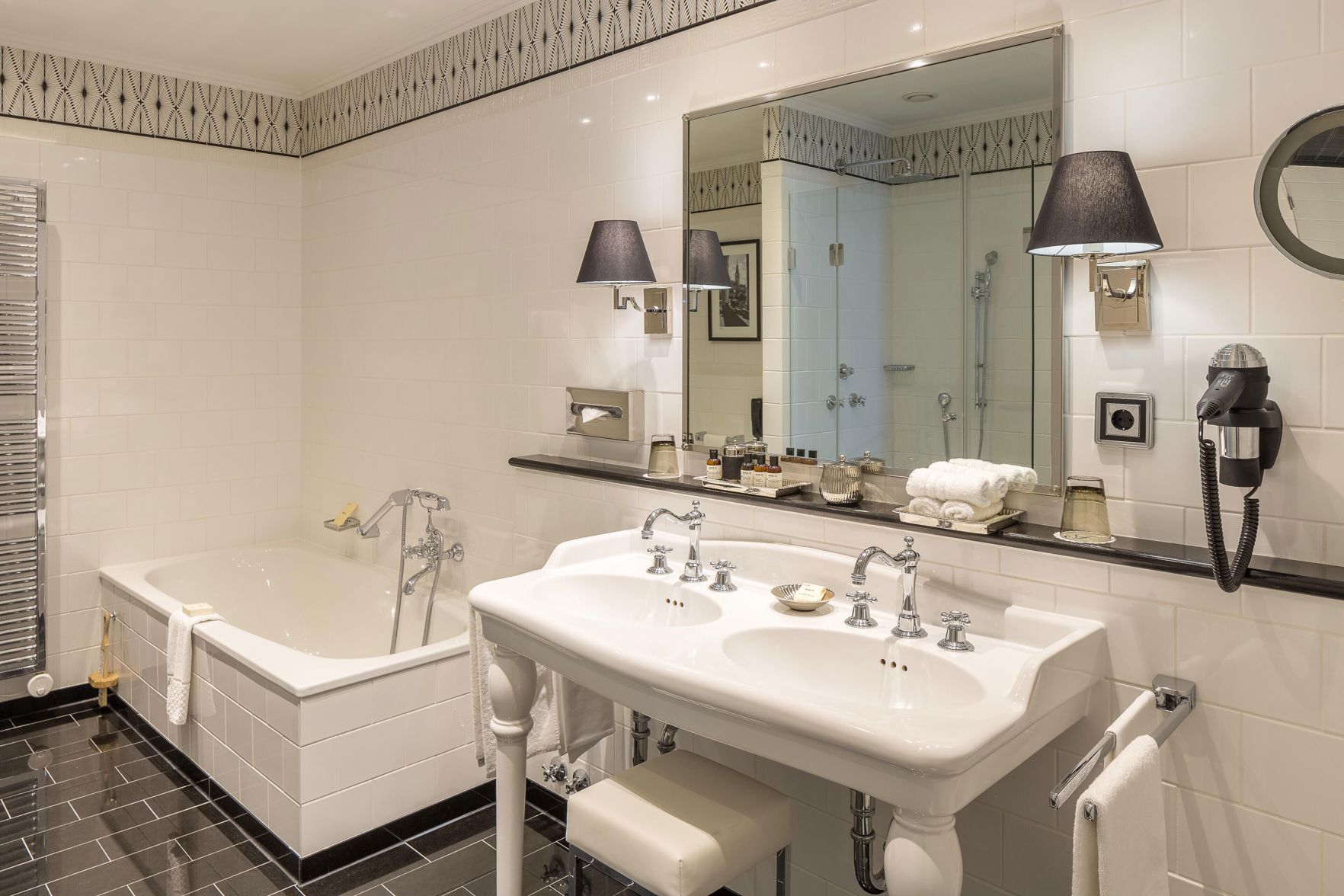Fairmont Hotel Vier Jahreszeiten Room Type - DELUXE, KING BED, GARDEN VIEW