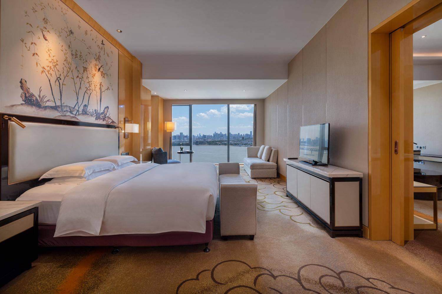 Hilton Wuhan Riverside - Tap to explore photos