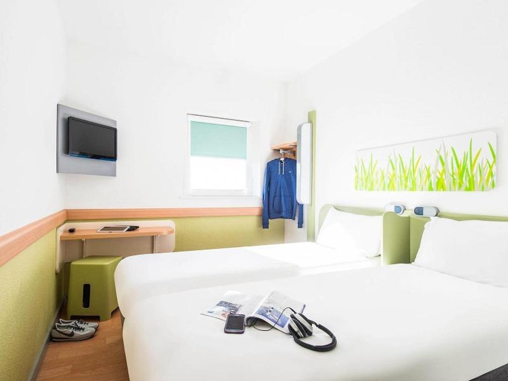 ibis budget Sheffield Arena Room Type - Standard Room with 2 single beds