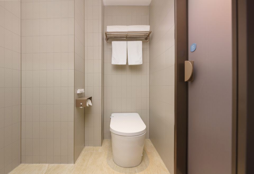 HanTing Hotel (Dalian Development Zone Dongcheng Tianxia) - Tap to explore photos
