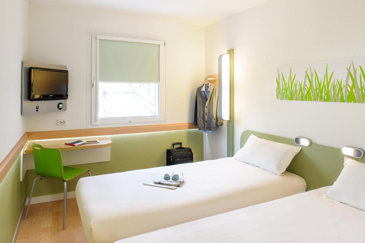 ibis budget Stuttgart City Nord Room Type - Standard accessible room with two separate beds ibis budget Stuttgart City Nord Room Type - Standard accessible room with two separate beds