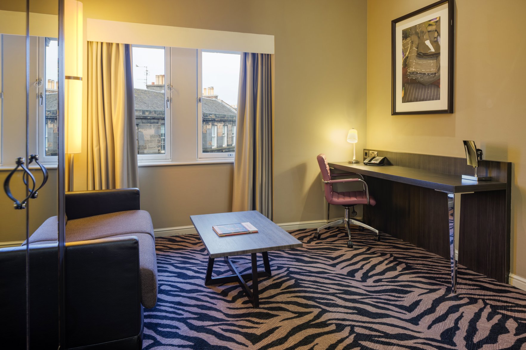 DoubleTree by Hilton Edinburgh City Centre Room Type - King Deluxe Room with Castle View DoubleTree by Hilton Edinburgh City Centre Room Type - King Deluxe Room with Castle View