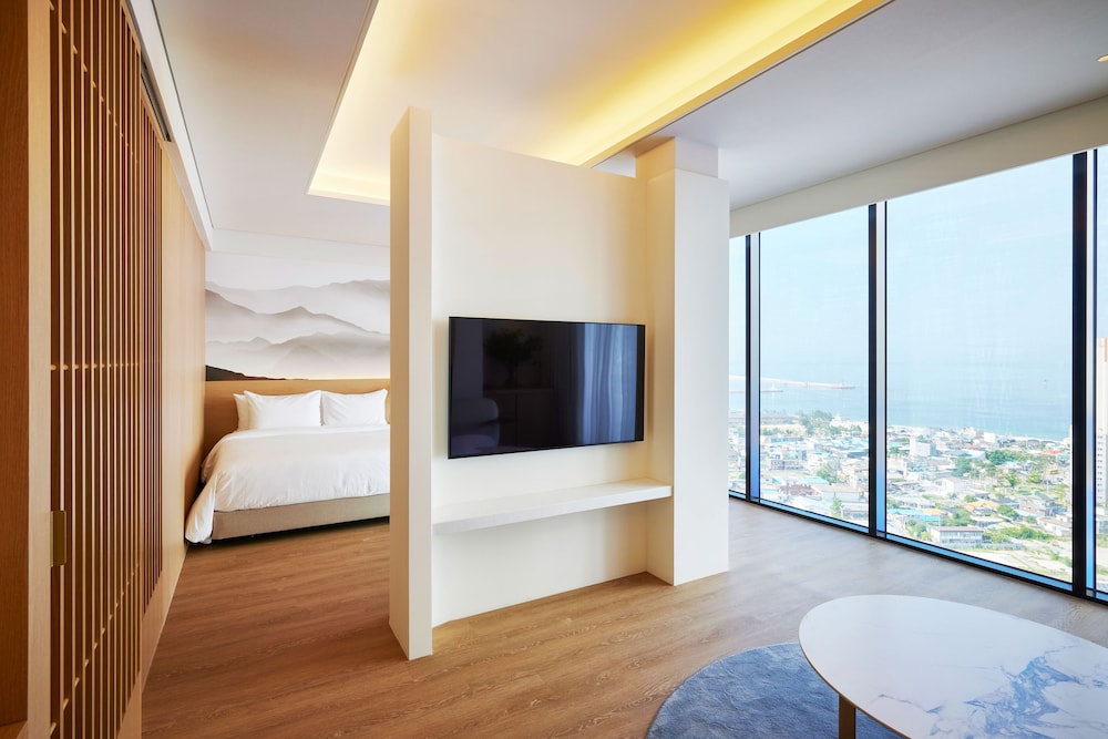 Homm Marina Sokcho Room Type - Junior Suite, 2 Queen Beds, Partial Lake Ocean View [Breakfast and Pool Included]