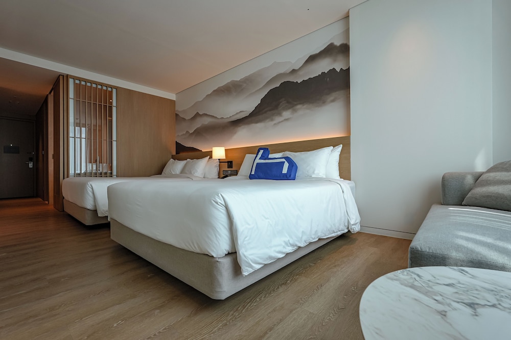 Homm Marina Sokcho Room Type - Premier Room, 2 Queen Beds, City View [Breakfast and Pool Included]