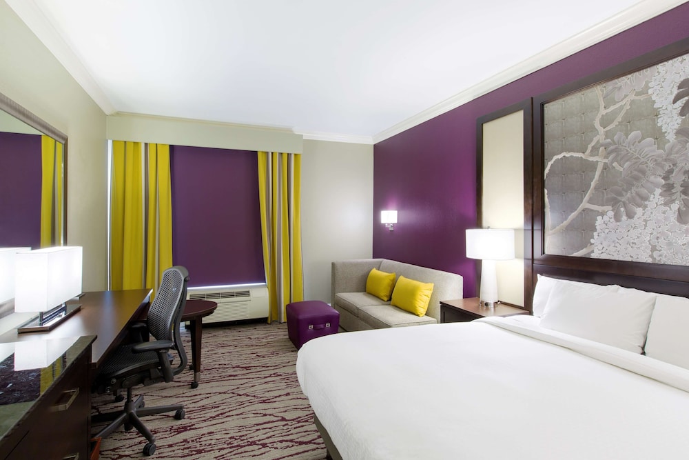 DoubleTree by Hilton Historic Savannah - Tap to explore photos