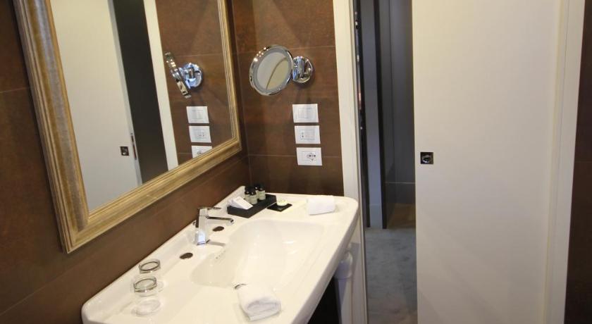 Hotel Papadopoli Venezia MGallery by Sofitel Room Type - DELUXE DOUBLE ROOM with canal view or terrace - 1 King size bed