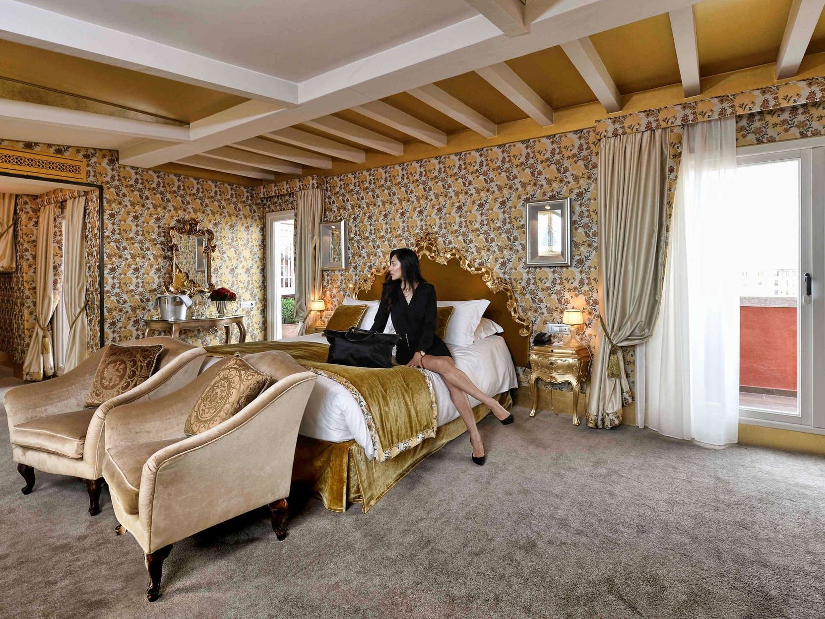 Hotel Papadopoli Venezia MGallery by Sofitel Room Type - DELUXE SUITE WITH CANAL VIEW - 1 King Size Bed
