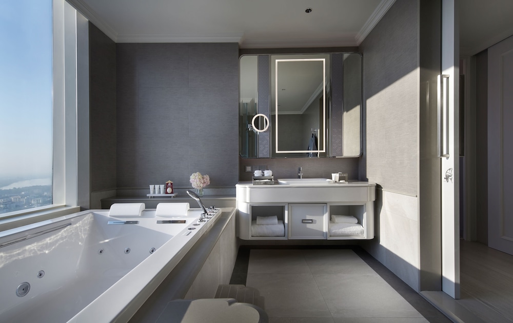 Grande Centre Point Lumphini Bangkok Room Type - EXECUTIVE, SUITE, TWIN BEDS
