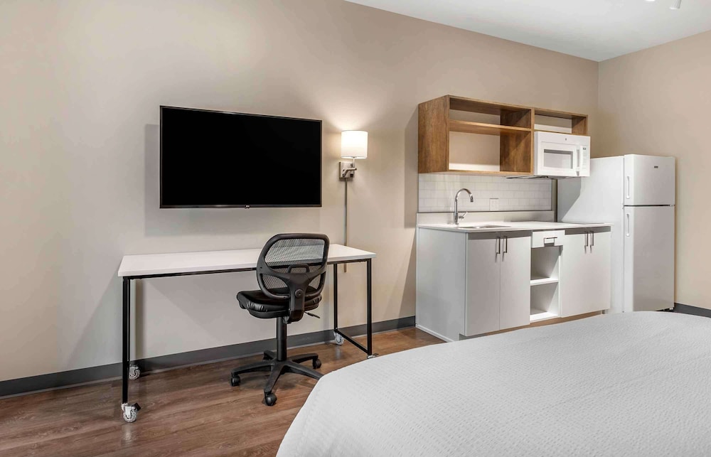 Extended Stay America Premier Suites - Bradenton Room Type - Standard Studio, 1 King Bed, Non Smoking, Refrigerator (Microwave) Extended Stay America Premier Suites - Bradenton Room Type - Standard Studio, 1 King Bed, Non Smoking, Refrigerator (Microwave)