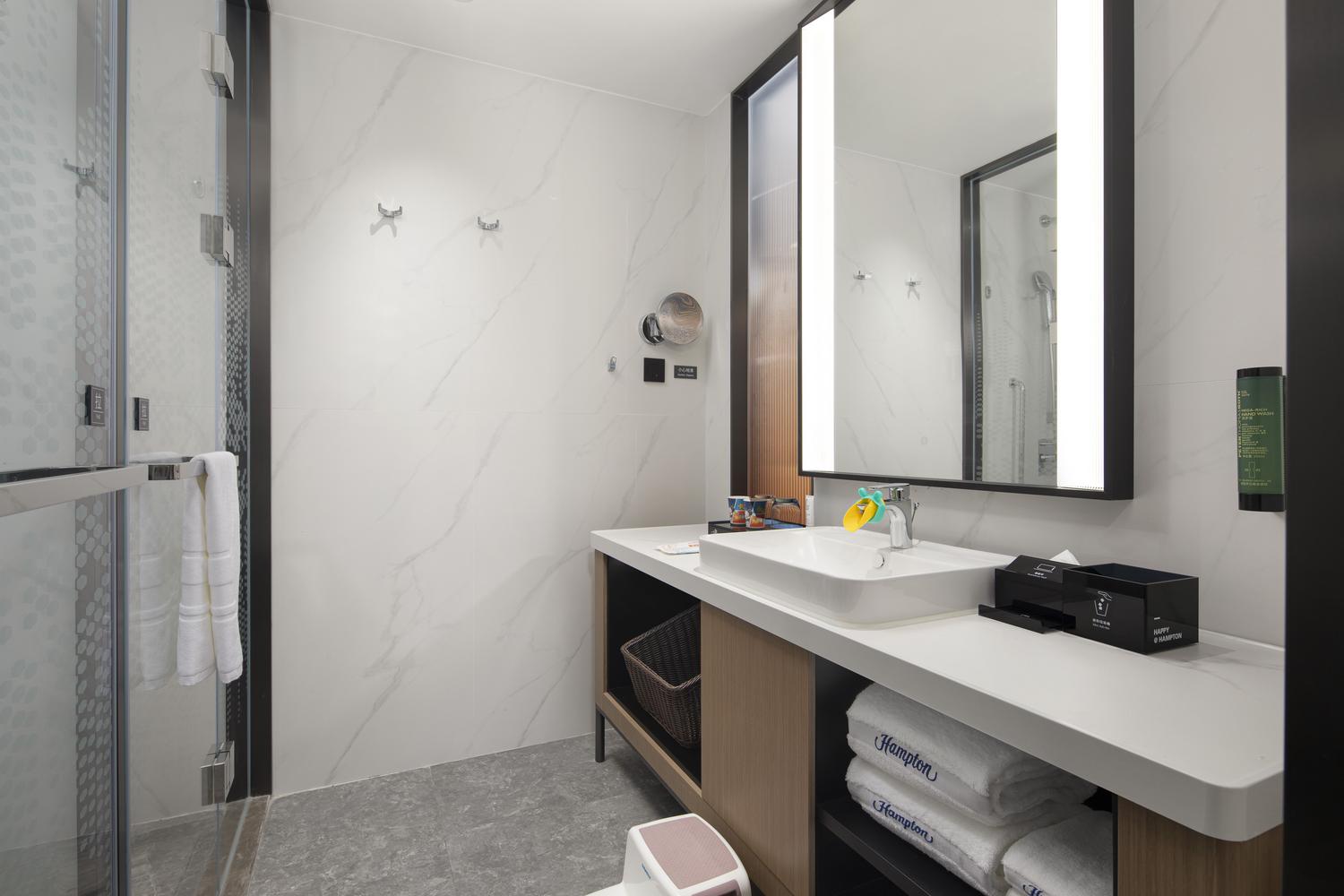 Hampton by Hilton Wuhan Huashiyuan North Road - Tap to explore photos