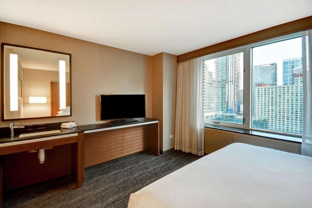 Embassy Suites Chicago Downtown Magnificent Mile - Tap to explore photos