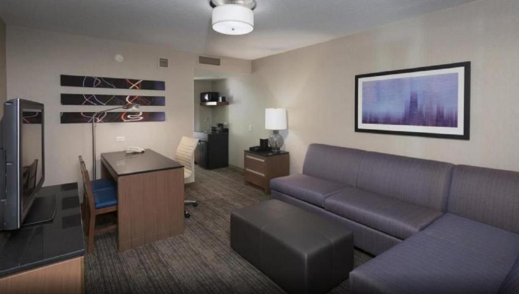 Embassy Suites Chicago Downtown Magnificent Mile - Tap to explore photos