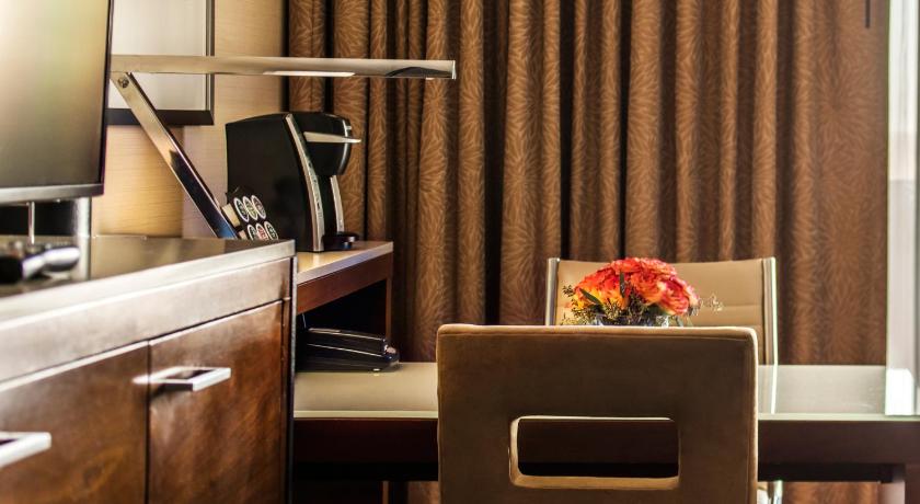Hyatt Regency O'Hare Chicago - Tap to explore photos