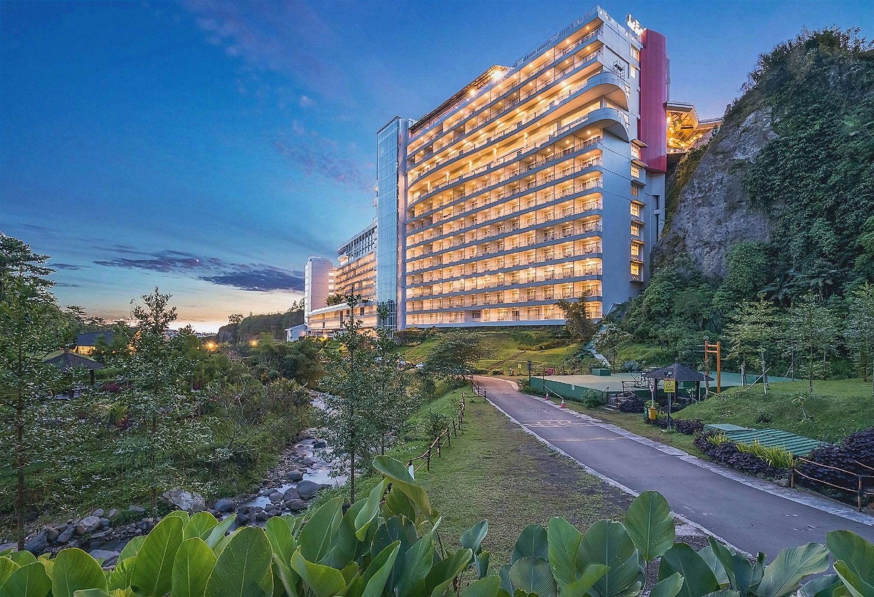 Le Eminence Hotel Convention & Resort Ciloto - Puncak - Tap to explore photos
