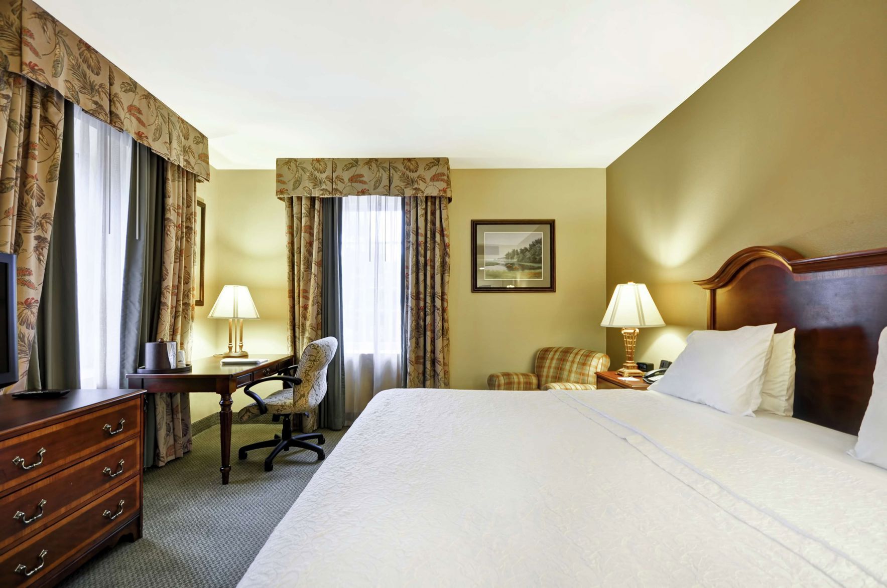 Hampton Inn Charleston - Historic District Room Type - Room, 1 King Bed, Microwave