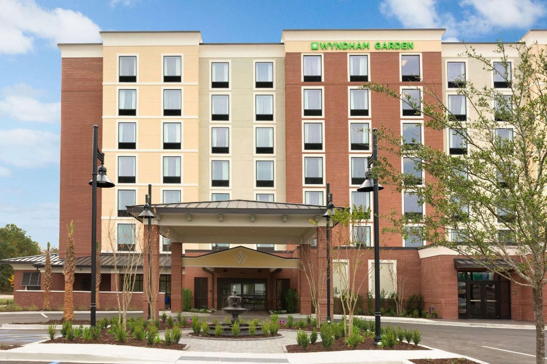 DoubleTree by Hilton Charleston Mount Pleasant Room Type - 1 KING ACCESSIBLE RI SHWR