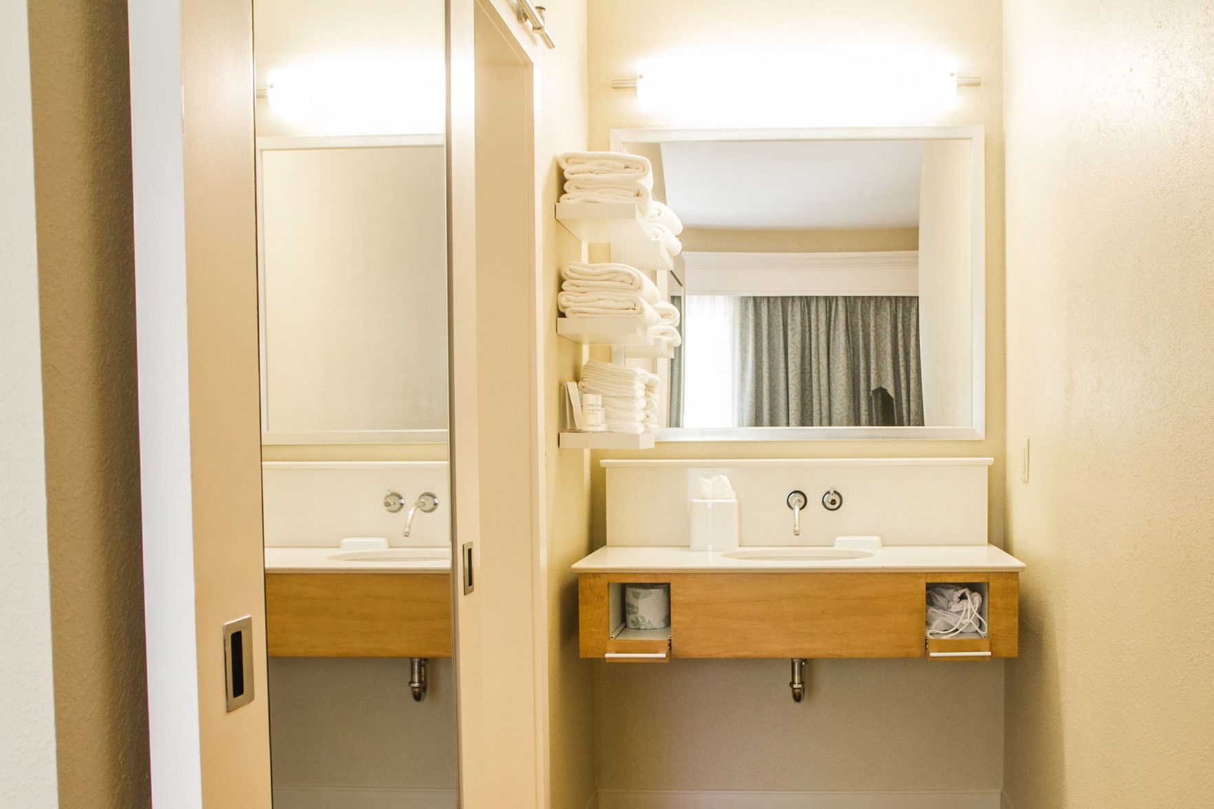 Hampton Inn Charleston - Daniel Island Room Type - 1 KING SUITE W  WETBAR